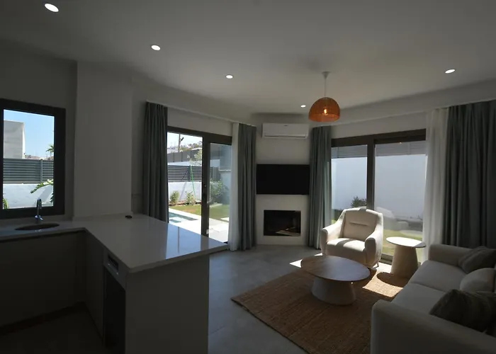 فيلة Kaura Villalari *