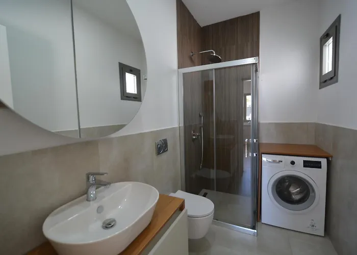 فيلة Kaura Villalari *